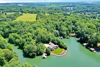 Image de New Listing! Secluded 5br Lakefront Oasis with Dock+Firepit+Kayaks- Sleeps 18