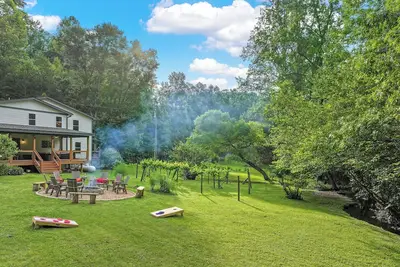 Image de 2 Flat Acres on a Creek! Game Room and Space for Everyone!