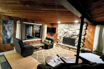 Image de 3-bedroom hillside property in woods with fireplace and lake view