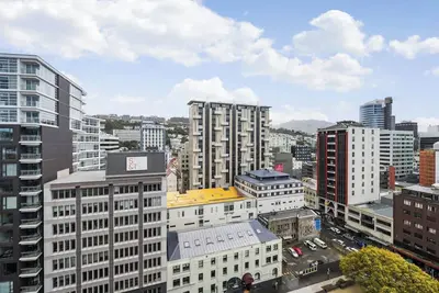 Image de Monthly rental - close to brand new sunny, very safe apartment.