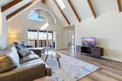 Image de The Lofted Lodge - Swim Dock & Top Floor!