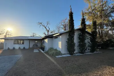 Image de Welcome to our home! Lakefront Living, Where Beautiful Sunsets are unforgettable
