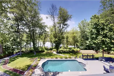 Image de Poconos Idyllic Lakefront House • 12ppl • Gameroom • Hot Tub • Firepit