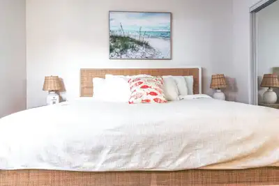 Image de Charming 2br Beach Getaway w King Bed + Ev and 3 Mins to Beach