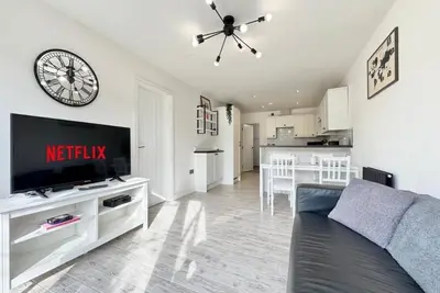 Image de 4 Guests - 2 Bedrooms - Parking - 9min City Centre