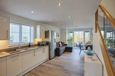 Image de 2022 Modern Home In Central Hayle With Ev Charger