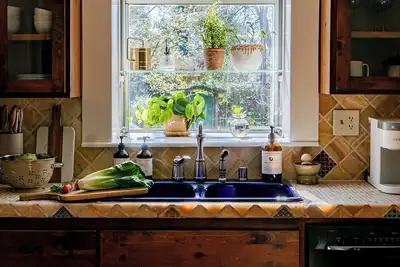 Image de 2-bedroom vintage bungalow in historic Folsom