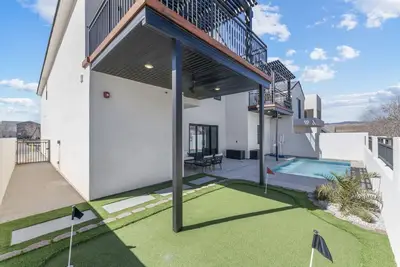 Image de Brand New Home! ! ! ! Large Pool, small putting green