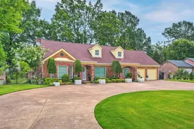 Image de Maxie's retreat: Enjoy this charming house w/modern updates & timeless appeal.