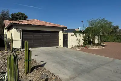 Image de A stylish and comfortable 3bd 2ba home in Coachella close to Music Festivals