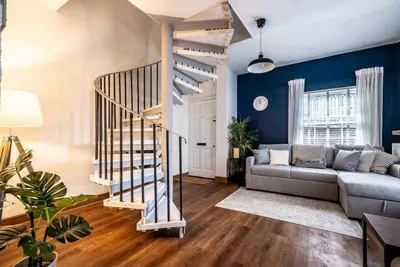 Image de Modern, central flat with character features