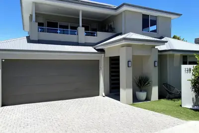 Image de 2 Kitchens, 6 Bedrooms, 4 Bathrooms Perfect for groups Close to beach/park/shops