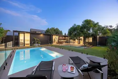 Image de Midnight Sands | Luxe Beachside Designer with Pool