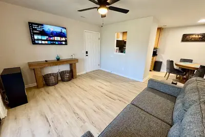 Image de 2 Bedrooms w/ Pool and Central Triad Location
