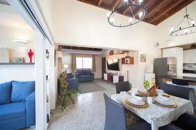 Image de Appartement colonial 2br Ă 2 minutes Ă pied de la plage!