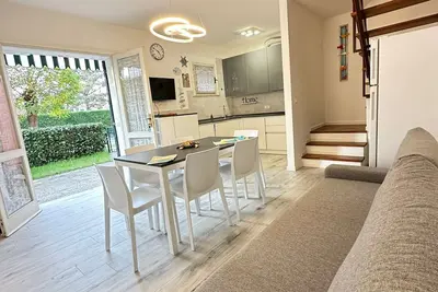 Image de Villa rénovée en bord de mer avec jardin privé