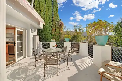 Image de Luxury 3 Bed 3 Bath Home with View 5 Mins to Rodeo Drive, WiFi, Parking, Balcony