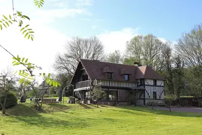 Image de Maison de famille en colombages \"Bienvenue au Coche\" typique du pays d'Auge