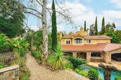 Image de Luxury Villa w Pool, Garden & Outdoor Lounge