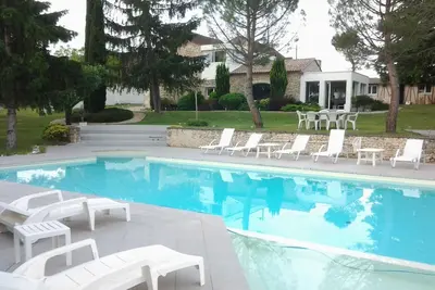 Image de Terral mitoyenne, confort et piscine débordement