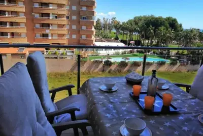 Image de Appartement en bord de mer avec piscine, air conditionné, parking et animaux admis