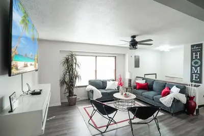 Image de Midwest Haven- Spacious, Family Home, Near Airport