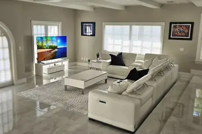 Image de Pelican Retreat- Luxury Villa, Near Golf and Beach!