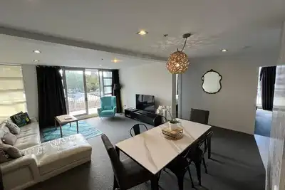 Image de Large 3 bedroom apartment steps from Queen St