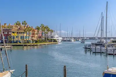 Image de Harbor/Canal view 2-bedroom apartment in Puerto Sotogrande, Spain