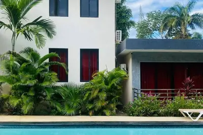 Image de Papi, find a sexy chica and relax by the pool!