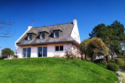 Image de Maison de famille tout confort, idéalement située pour plages et commerces.