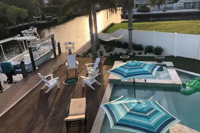 Image de 160 ft canal front, 2 boat lifts, cool- pool, cool mister-system, putting green