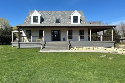 Image de Artisan-built, 4-bedroom in coastal Ri, tucked bw Seekonk River & Seapowet Marsh