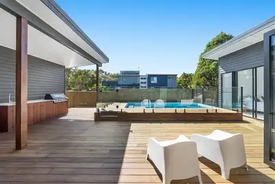 Image de Brand New 4bd Beach house South Stradbroke, Pool