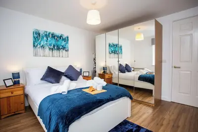 Image de Relaxing 2br Central Flat: Near Train & Fast WiFi!