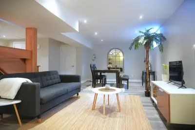 Image de Stylish Lower Level Guest Suite in Family Home