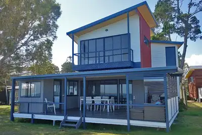 Image de Large waterfront home with bay views to Moreton Island