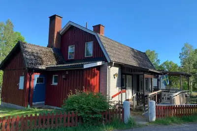 Image de Swedish house on the edge of the forest with garden and covered terrace in a quiet location