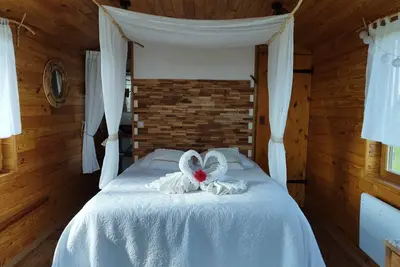 Image de La roulotte à la campagne  avec son spa