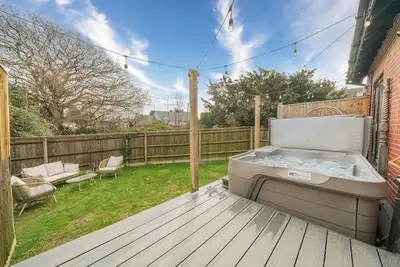 Image de Cameo Cottage – 3-Bedroom Coastal Retreat with Private Hot Tub