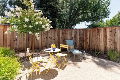 Image de Charming 1-bedroom cottage with private yard, on site parking, walk to Bart