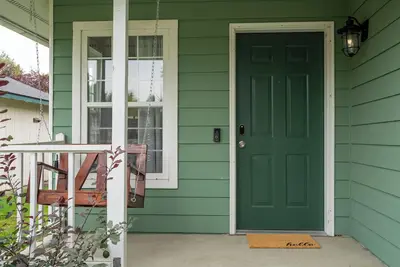 Image de Clean, Quiet Comfort in Centralized Location
