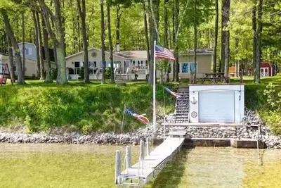 Image de Charming Lake Front Cabin - 3-bedroom house with Ac, WiFi in serene Hubbard Lake