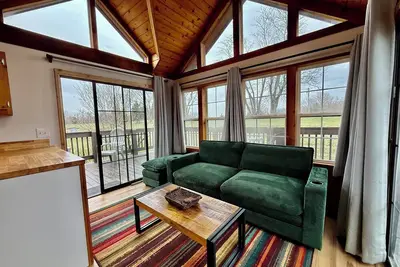 Image de Cabin with Hot Tub at The Hills -Center of Wine Trail and Near Shawnee Forest!