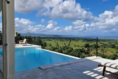 Image de Villa elevated on a hill overlooking a majestic view of the sea