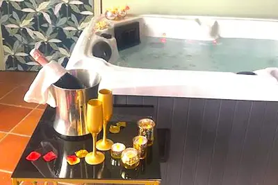 Image de Proche De Toulouse Love Room _ Loft Romantique Avec Spa Privatif Et Piscine