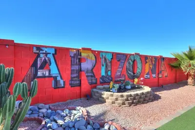 Beautiful & Private Swim Up Oasis in charming Maricopa