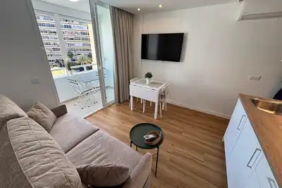 Image de Newly renovated apartment with balcony, pool, and parking.