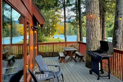 Image de Riverfront Cabin, Covered Hot Tub, Pet Friendly - Fox Haven