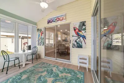 Image de The Villages! 2 Squares! -Pool access -Free Wifi-All Amenities-Shopping galore!